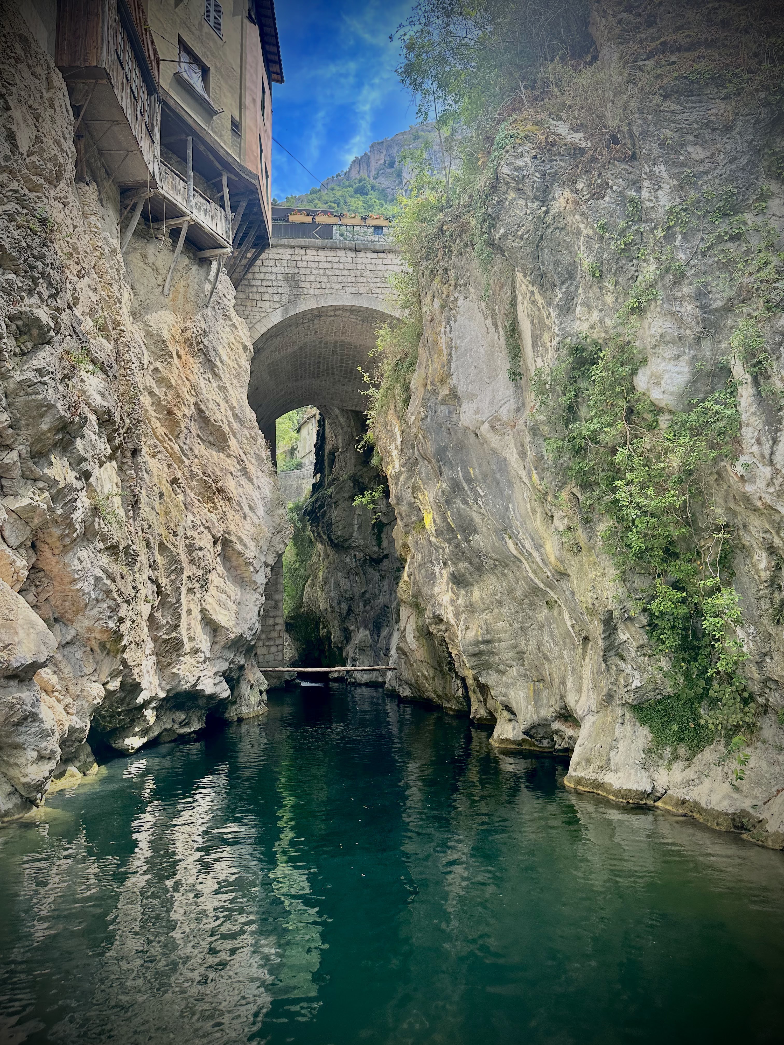 Pont pittoresque sur la rivière